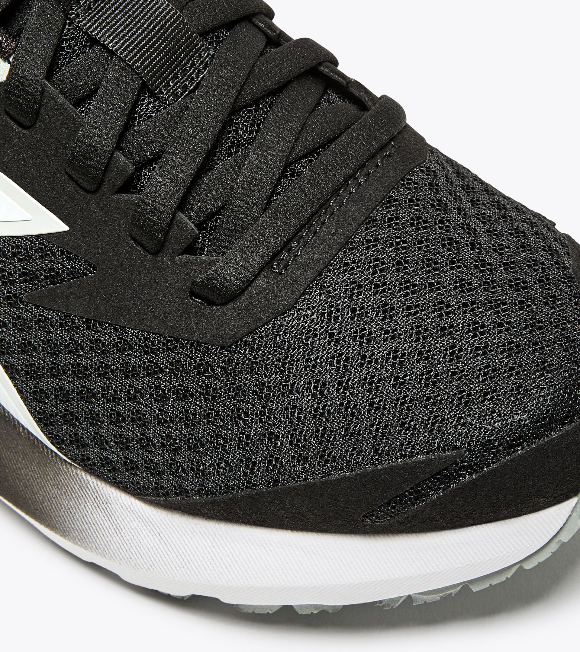 Diadora Mythos Blushield Vigore 3 Wide W Black/White (C7406)